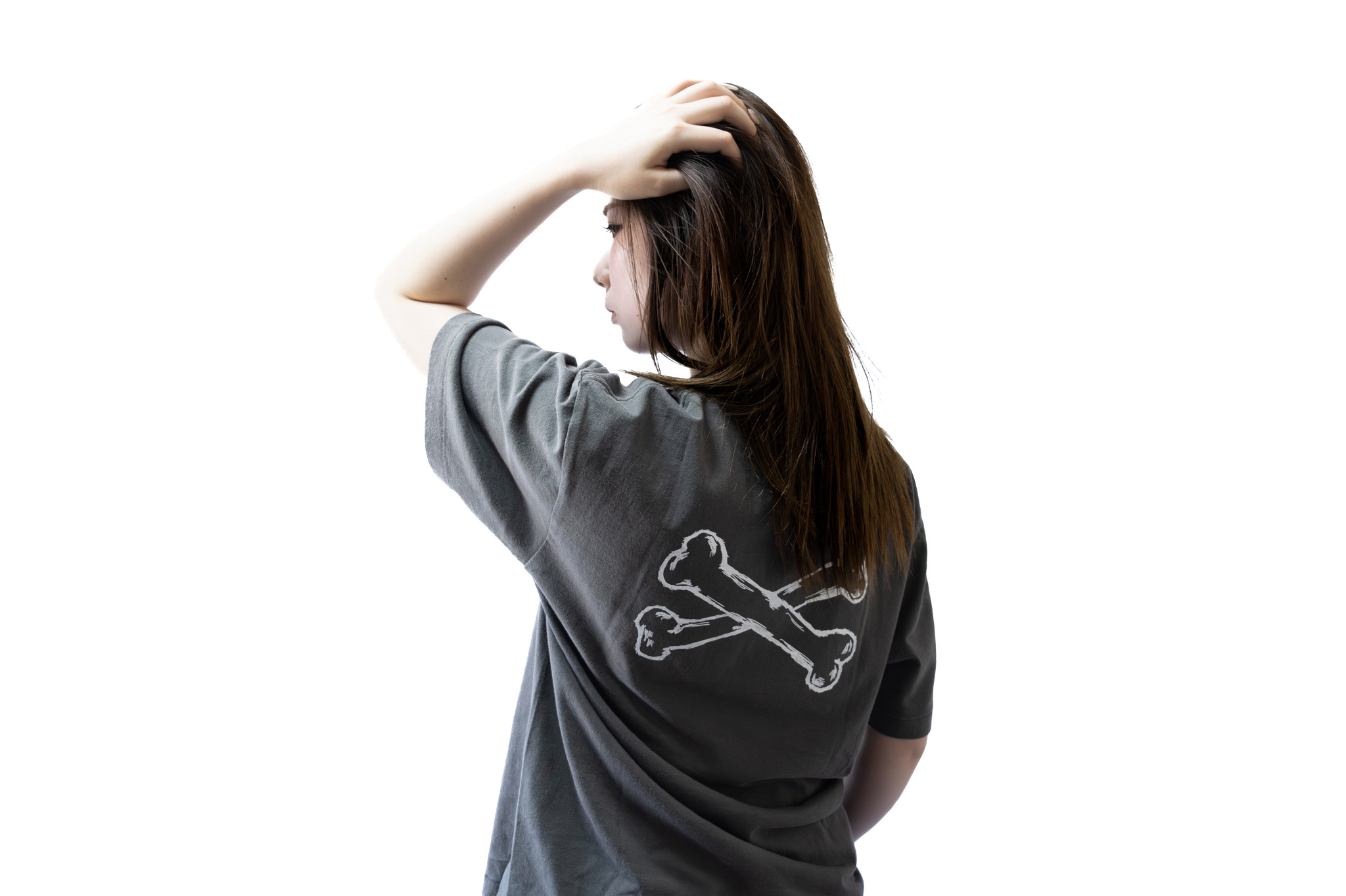 背面にグラフィックを配したグレーのTシャツの着用写真