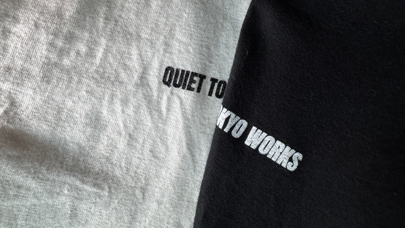 QUIET TOKYO WORKSのロゴを配した生地のディテール(商品写真仮置き)